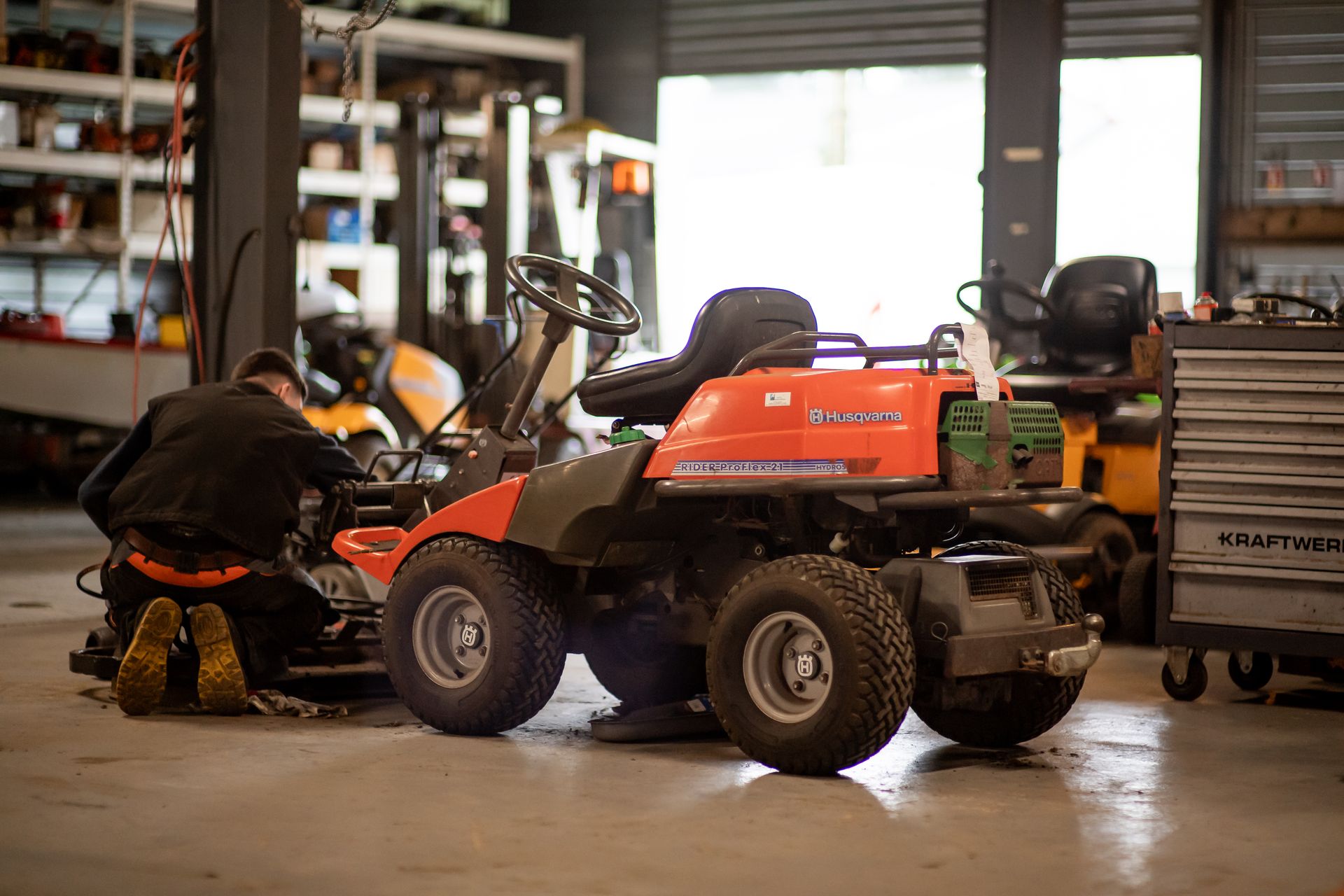 Technicien Sermot en intervention dans l'atelier de réparation Angers