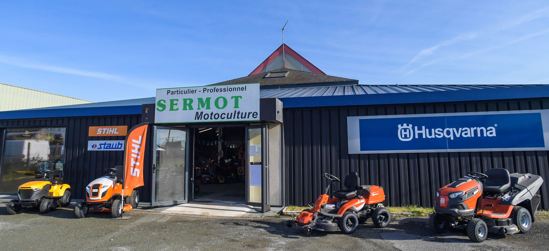 Conseiller Sermot Motoculture guidant un client dans le choix de son matériel